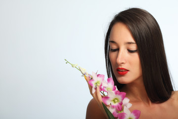 Ritratto di ragazza con orchidea © Andre Ila