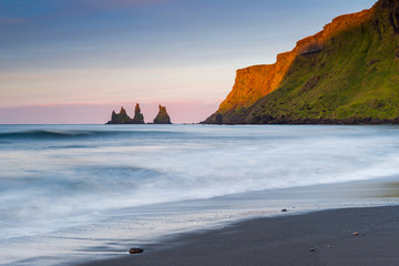 I faraglioni di Reynisdrangar vicino alla cittadina di Vík