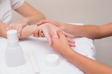 Obraz na płótnie Canvas Woman getting a hand massage