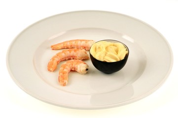 Crevettes roses et petit bol de mayonnaise