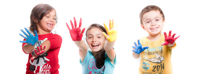 bambini con mani colorate