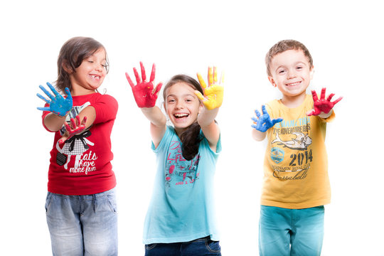 bambini con mani colorate