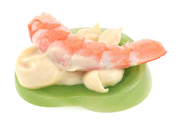 Crevette sur une rondelle de tomate verte et mayonnaise