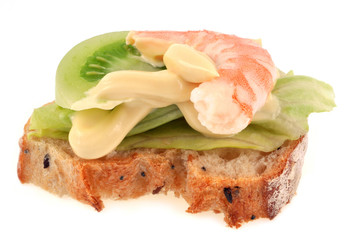 Tartine avec crevette, tomate verte et mayonnaise