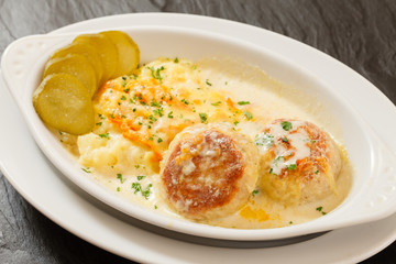 meatballs with mashed potatoes