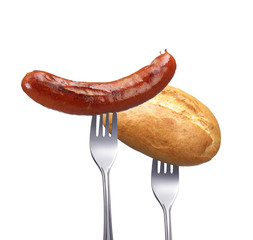 Gegrillte Rindswurst mit Brötchen