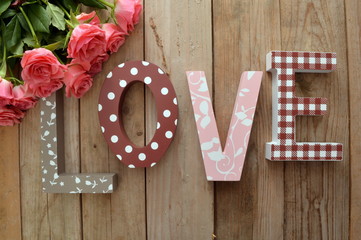 LOVE buchstaben mit Rosen