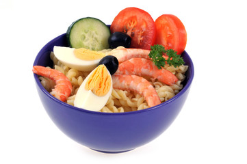 Salade de pâtes avec crevettes, œuf et tomate