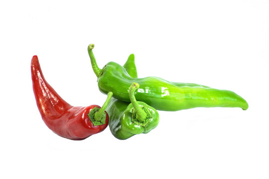 Des piments sur fond blanc