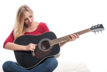 Junge Frau spielt Gitarre
