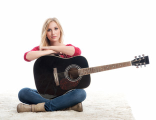 Blonde Frau mit Gitarre