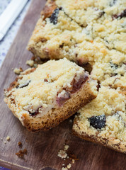 Fruit cake with streusel