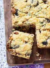Fruit cake with streusel