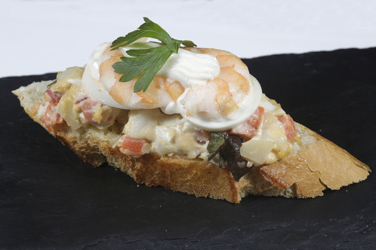 Skewer potato salad with shrimp
