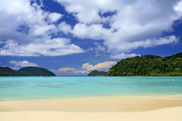 Fototapeta na wymiar wonderful tropical beach