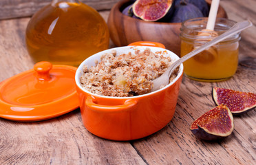 apple and figs crumble on wooden background
