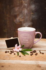 Becher Kaffee mit Kaffeebohnen