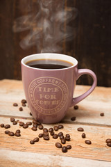 Becher Kaffee mit Kaffeebohnen