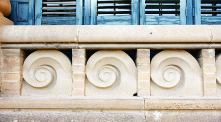 Cenefa ornamental de un edificio del hospital de Sant Pau