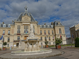 Fototapeta na wymiar Fontaine de l’Hôtel de ville d’Evreux (27)