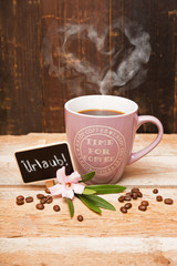 Becher Kaffee mit dampfendem Herz