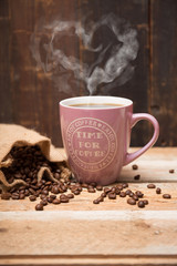 Becher Kaffee mit dampfendem Herz