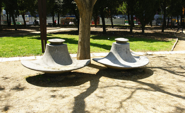 Mobiliario urbano en un parque de Barcelona