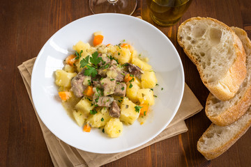 Spezzatino di manzo, patate e carote, cucina italiana