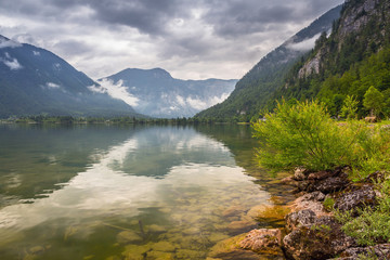 Fototapeta na wymiar Hallstatter lake in the Alps of Austria