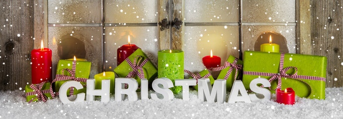 Schaufensterdekoration weihnachtlich in Grün, Rot, Weiß mit Holz