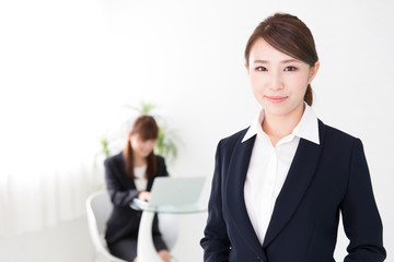 asian businesswomen in the office