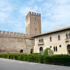 Fototapeta na wymiar inner square of the old castle in Verona