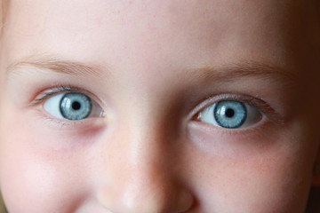 Naklejka premium teen's blue eyes staring up