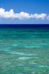 沖縄　サンゴ礁の青い海