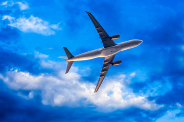 airplane overhead flying