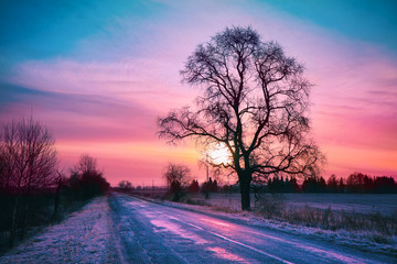 Prachtige winterzonsopgang boven de weg