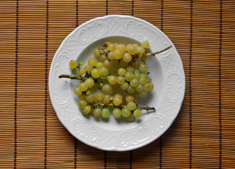 UVA IN UN PIATTO BIANCO