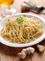 spaghetti allo zenzero con prezzemolo e aglio