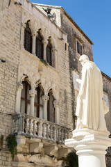 Fototapeta na wymiar Statue et façade vénitienne