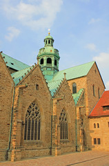 Obraz premium Hildesheimer Dom: Vierungsturm und Seitenkapellen