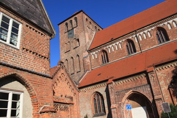 Fototapeta na wymiar Alter Markt mit Georgenkirche in Waren (Müritz)