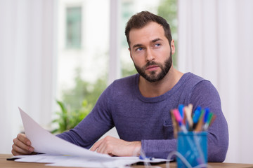 nachdenklicher mann arbeitet zu hause