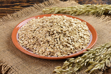 Płatki owsiane na talerzu © CUKMEN