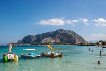 Fototapeta premium Mondello Bay mit Monte Pellegrino im Hintergrund