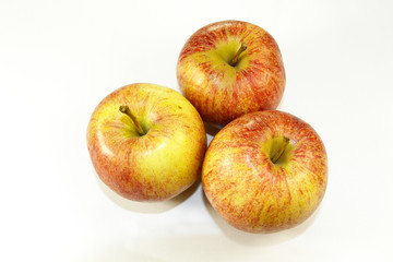 trois pommes sur fond blanc