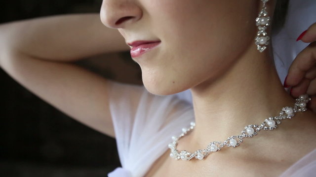 bride necklace of pearls in a silver frame