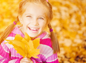 Naklejka na ściany i meble Autumn portrait of a little girl
