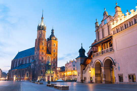 Fototapeta Sukiennice and St. Mary's Church at night in Krakow, Poland.
