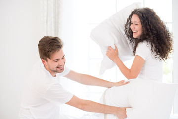 Obraz premium Couple pillow fighting
