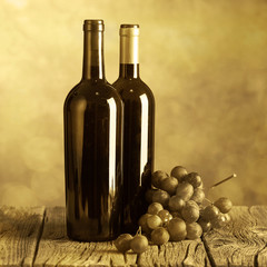Obraz premium Wine bottles on wood floor and grunge background
